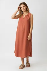 Vestido midi sin mangas color terracota, de corte ancho y escote en V.