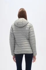 Campera acolchada negra, de manga larga y cuello alto, con cierre frontal.