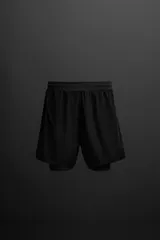 Shorts de running negros con malla interior, cintura elástica ajustable con cordón, bolsillo trasero con cierre, bolsillo multifunción en la malla interior, perneras perforadas, bajo termofijado, aberturas laterales y logo estampado.