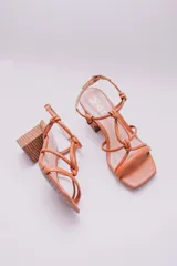Sandalias de tacón color naranja, con puntera cuadrada, tiras finas con detalle de nudos y tacón geométrico de madera.