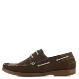 Zapato náutico de cuero azul marino con detalles en cuero marrón, cordones de cuero marrón y suela de goma marrón.
