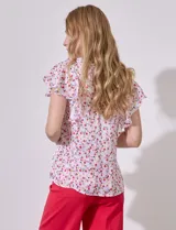 Blusa de gasa con cuello a la base y escote en V, presenta detalle plisado en la delantera.