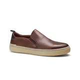 Zapato casual slip-on de cuero color marrón, con elásticos laterales y suela de goma color beige.