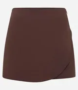 Short pollera corto color marrón, con cierre lateral y diseño cruzado redondeado.