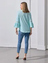 Blusa color celeste con escote en V, mangas largas acampanadas con detalle de crochet.