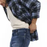 Pantalón jean Wrangler modelo River de corte recto, color azul medio, con bolsillos delanteros y traseros.