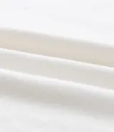 Remera de algodón color blanco, corte boxy, manga corta y cuello redondo. Presenta una estampa fotográfica localizada en el pecho de varios perros jugando al billar sobre una mesa verde.