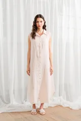 Vestido túnica midi sin mangas, color blanco, con cuello camisero y cierre frontal con botones.