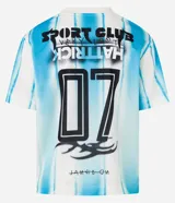 Remera masculina de poliéster con estampa de rayas verticales en celeste y blanco, escudo y lettering "Sport Club Hat Trick".