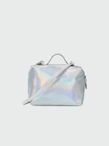 Bandolera Longchamp Mini Le Pliage Holographic, color plateado iridiscente, con correa fina de cadena.