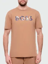 Remera color marrón claro de algodón con logo BOSS estampado en el pecho con patrón abstracto en tonos grises y blancos.