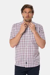 Camisa de hombre a cuadros blancos, rojos y azules, de manga corta y confeccionada en algodón.