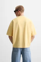 Camiseta de algodón de peso ligero, color verde musgo con efecto lavado, corte boxy fit y cuello redondo.