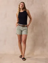 Short color beige de algodón con pretina con pasadores, cierre y doble abotonadura. Delantera con bolsillos y botón en bolsillos traseros. Incluye cinturón trenzado marrón.