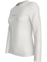 Remera blanca de manga larga con cuello redondo y logo de Calvin Klein Jeans estampado en el pecho.
