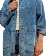 Campera de jean celeste de corte holgado con cuello clásico, cierre con botones y cuatro bolsillos frontales.