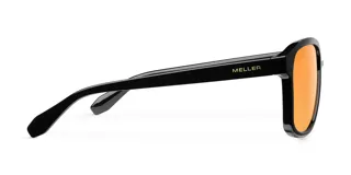 Lentes de sol de aviador con montura negra y lentes naranjas. Fabricados con materiales bio-based G850 y patillas de propionato de celulosa. Cuentan con protección UV400.