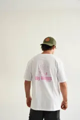 Remera blanca de algodón con estampado de un sol con gafas de sol y una tabla de surf.