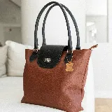 Cartera negra de cuero vacuno con bolsillo interno con cierre y cierres YKK metálicos.