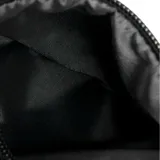 Bolso bandolera Caterpillar Rodney, color negro con estampado geométrico en verde oscuro. Cuenta con logo de la marca en el frente, bolsillo frontal con cierre y correa ajustable.