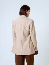 Blazer gris con finas rayas verticales, de corte clásico, con solapas de muesca, cierre frontal con dos botones y bolsillos con solapa.