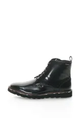 Bota de cuero negro con cordones, suela de goma y detalles de costuras en la puntera y el talón.