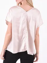 Blusa color arena de mangas cortas y escote en V.