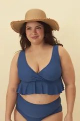 Top de bikini negro con escote en V cruzado y volados en el ruedo.