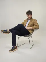 Blazer azul marino de corte clásico, con solapa de muesca, cierre de dos botones, bolsillo de parche en el pecho y bolsillos con solapa en los laterales.