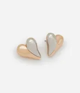 Par de aros de botón con forma de corazón, mitad plateado y mitad dorado.