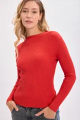 Polera roja de punto de rib con cuello alto y mangas largas.