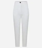 Pantalón zanahoria de sastrería color blanco, con cintura alta, trabillas y botón contrastante.