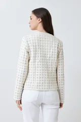 Chaqueta color crudo de eco cuero con detalle de tul calado.