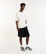 Bermuda de hombre, modelo baggy, confeccionada en jeans de algodón. Presenta cintura con trabillas, cierre por botón y cremallera, y bolsillos tipo carpinteiro.