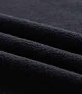 Camisa de pijama masculina de plush color negro, con cuello redondo, abotonada y de manga larga.