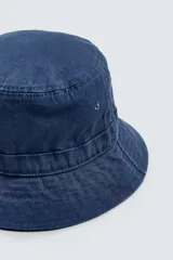 Sombrero tipo bucket azul marino de algodón con efecto lavado y ala ancha con pespuntes.
