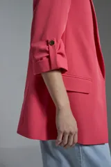 Blazer color tostado de corte recto, con solapas y mangas 3/4 con botón.