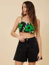 Short de algodón color beige, con acabado deshilachado en los bordes y diseño clásico de cinco bolsillos.