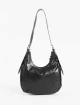 Cartera hobo color marrón de cuero vegano con múltiples cierres y compartimentos.
