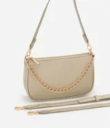 Bolso baguette dorado con correa de hombro y cadena decorativa.