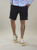 Bermuda color azul marino de corte recto.