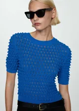 Buzo de punto fino calado color azul eléctrico, de manga corta y cuello redondo. Diseño entallado.