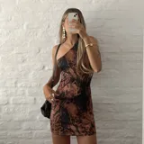 Vestido corto ajustado al cuerpo, con un solo hombro y estampado animal print en tonos marrones y negros.