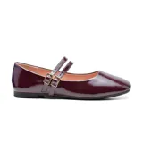 Zapato tipo ballerina de charol negro, con punta cuadrada y doble tira sobre el empeine con hebillas plateadas.