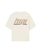 Remera color crema de corte holgado con mangas cortas y estampado en la espalda con el logo de la marca Ittai en color marrón.