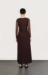Vestido largo color marrón chocolate, con mangas largas de tul.