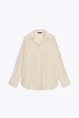 Camisa de algodón a rayas verticales color beige y blanco, de corte recto, con cuello solapa, escote en pico, manga larga con puños y cierre frontal con botones.