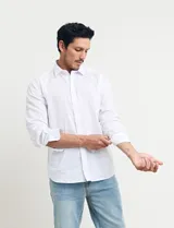 Camisa celeste de manga larga con cuello button-down, confeccionada en tejido rústico de algodón y lino.