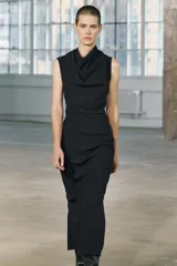 Vestido midi negro de cuello fluido y sin mangas. Detalle de tejido drapeado. Zara Woman Collection.