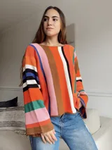 Sweater tejido de punto con rayas verticales en tonos marrón, azul, verde y beige, con mangas anchas acampanadas.